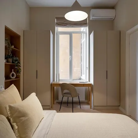 Daire Universitatii Designer 3br - Grand Windows High Ceilings & Balcony Views