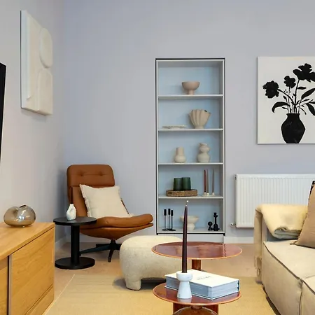 Universitatii Designer 3br - Grand Windows High Ceilings & Balcony Views Apartment