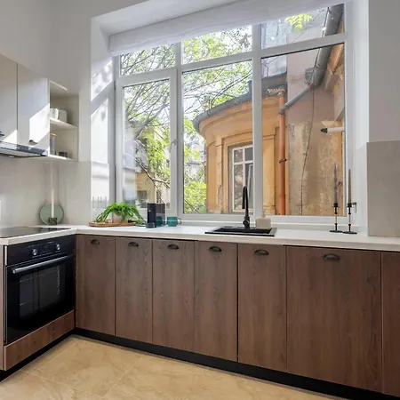 Apartment Universitatii Designer 3br - Grand Windows High Ceilings & Balcony Views Bukarest