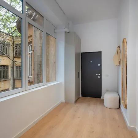 Universitatii Designer 3br - Grand Windows High Ceilings & Balcony Views