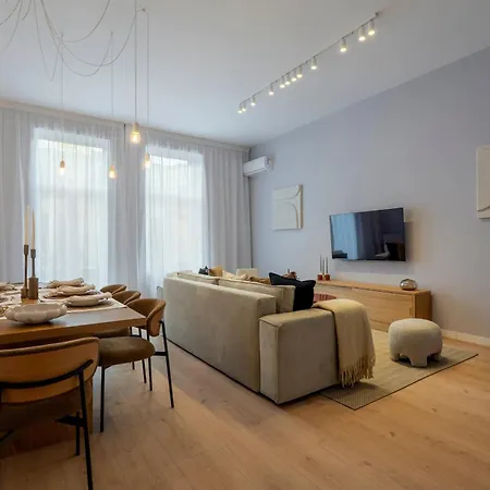 Universitatii Designer 3br - Grand Windows High Ceilings & Balcony Views Apartment *