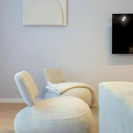 Universitatii Designer 3br - Grand Windows High Ceilings & Balcony Views