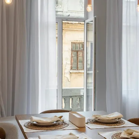 Apartment Universitatii Designer 3br - Grand Windows High Ceilings & Balcony Views *