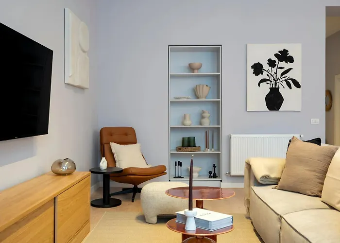 Universitatii Designer 3br - Grand Windows High Ceilings & Balcony Views Apartment