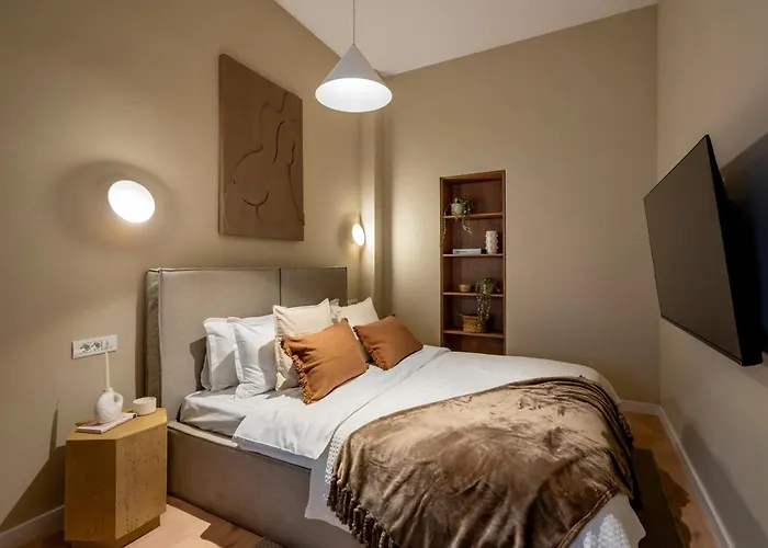 Universitatii Designer 3br - Grand Windows High Ceilings & Balcony Views Apartmán *