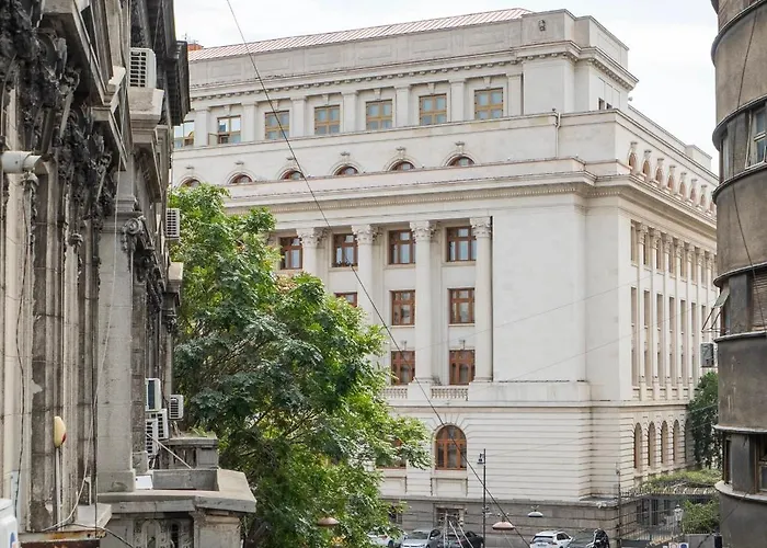 Universitatii Designer 3br - Grand Windows High Ceilings & Balcony Views Apartment