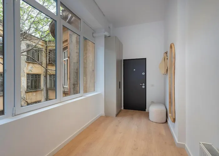 Universitatii Designer 3br - Grand Windows High Ceilings & Balcony Views