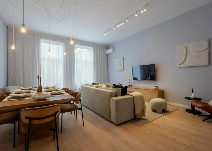 Universitatii Designer 3br - Grand Windows High Ceilings & Balcony Views Apartmán *