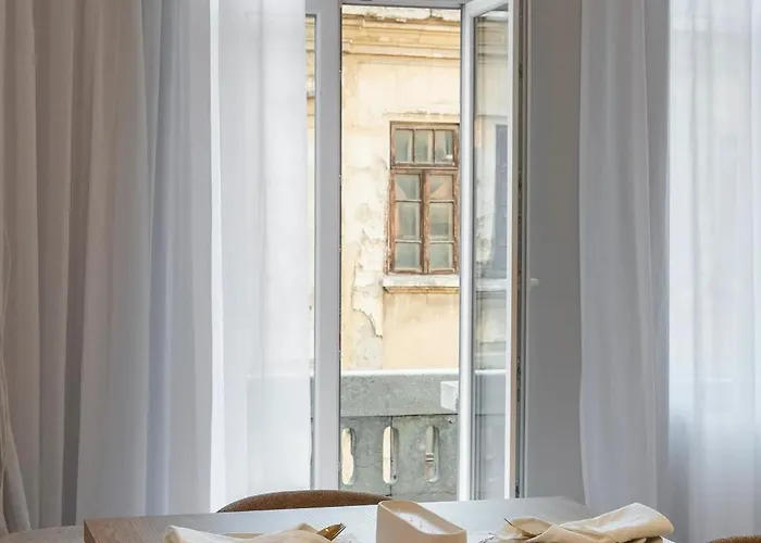 Apartment Universitatii Designer 3br - Grand Windows High Ceilings & Balcony Views *
