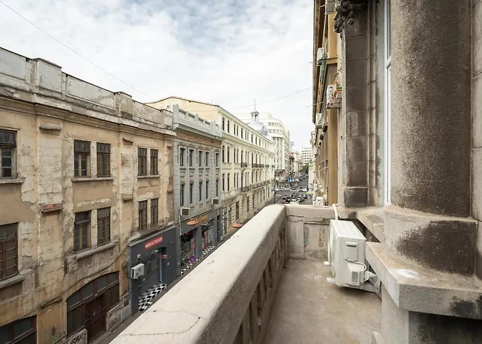 Universitatii Designer 3br - Grand Windows High Ceilings & Balcony Views Apartment