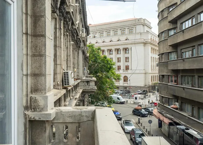 Apartment Universitatii Designer 3br - Grand Windows High Ceilings & Balcony Views Bukarest