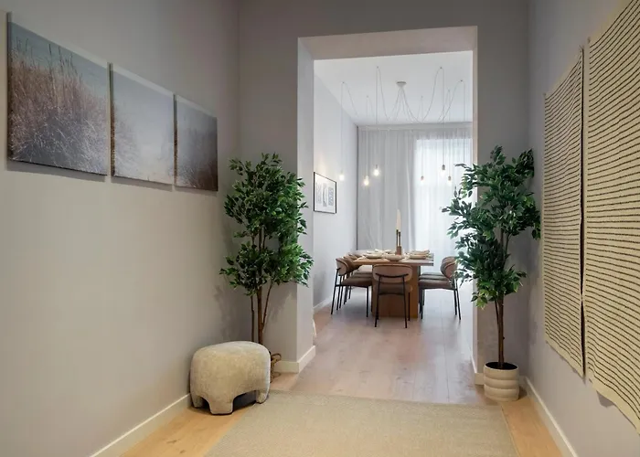 Universitatii Designer 3br - Grand Windows High Ceilings & Balcony Views Apartment