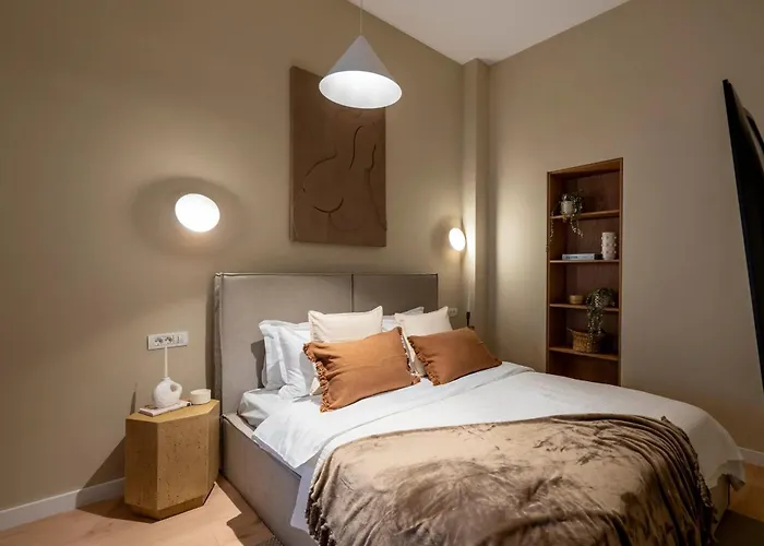 Apartment Universitatii Designer 3br - Grand Windows High Ceilings & Balcony Views *