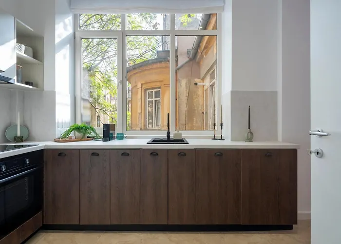 Universitatii Designer 3br - Grand Windows High Ceilings & Balcony Views Апартаменти Бухарест