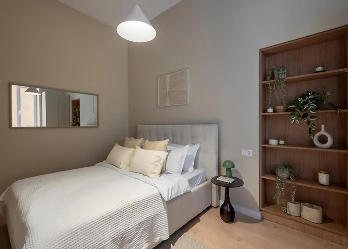 Apartment Universitatii Designer 3br - Grand Windows High Ceilings & Balcony Views