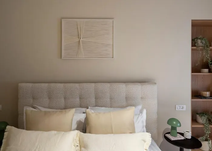 Universitatii Designer 3br - Grand Windows High Ceilings & Balcony Views *