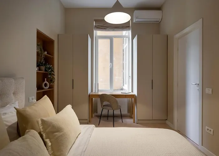 Apartment Universitatii Designer 3br - Grand Windows High Ceilings & Balcony Views