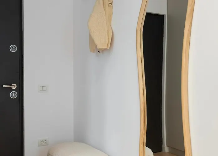 Universitatii Designer 3br - Grand Windows High Ceilings & Balcony Views *