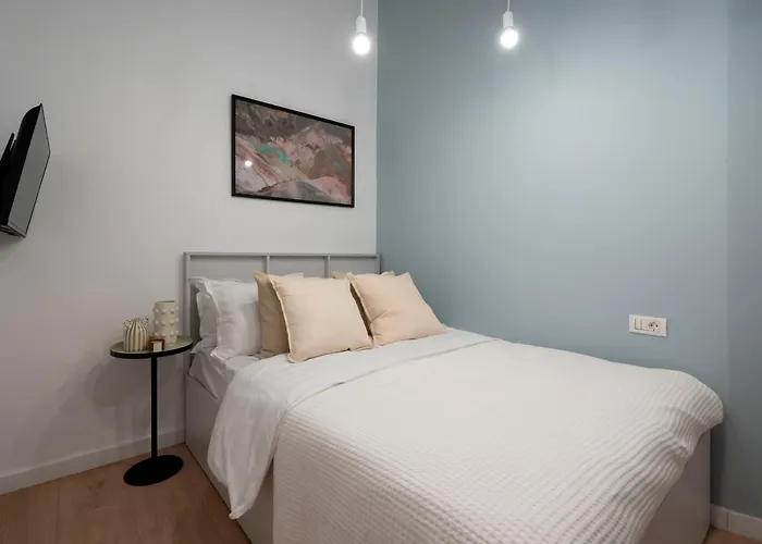 Universitatii Designer 3br - Grand Windows High Ceilings & Balcony Views Apartment *