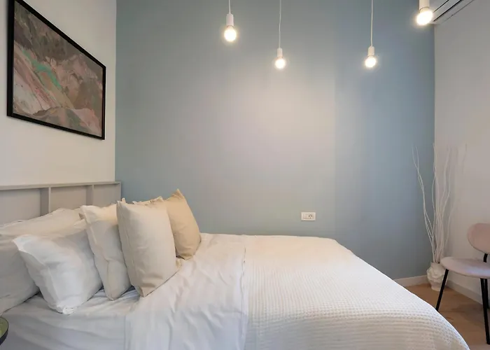 Apartment Universitatii Designer 3br - Grand Windows High Ceilings & Balcony Views