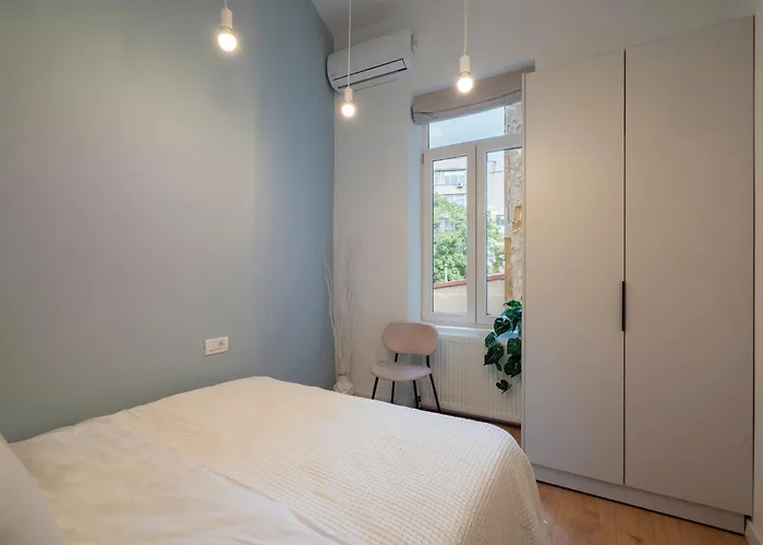 Apartment Universitatii Designer 3br - Grand Windows High Ceilings & Balcony Views Bukarest