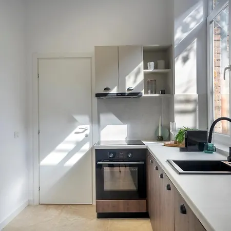 Daire Universitatii Designer 3br - Grand Windows High Ceilings & Balcony Views *