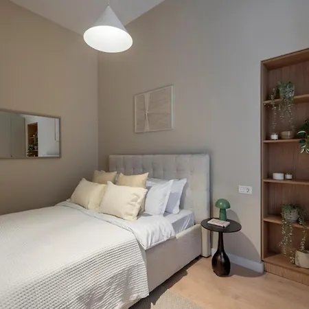 Daire Universitatii Designer 3br - Grand Windows High Ceilings & Balcony Views