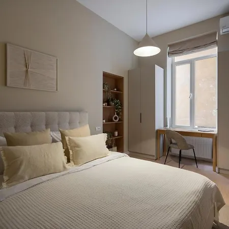 Daire Universitatii Designer 3br - Grand Windows High Ceilings & Balcony Views *