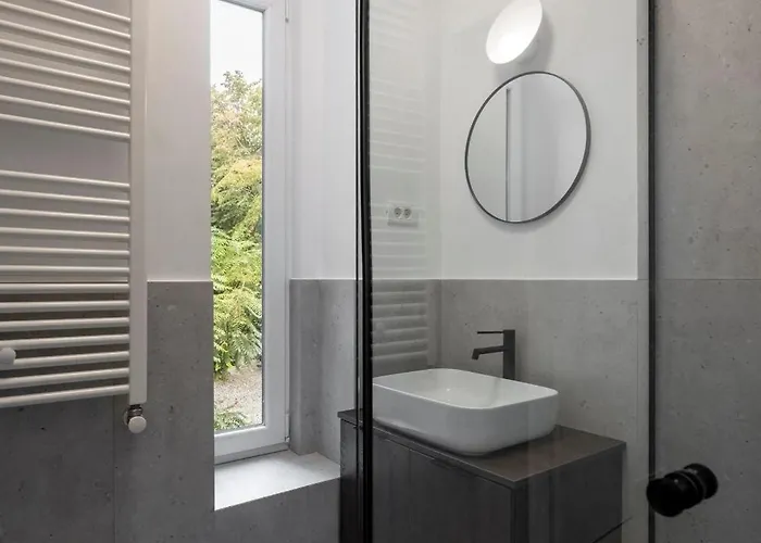 Universitatii Designer 3br - Grand Windows High Ceilings & Balcony Views アパート