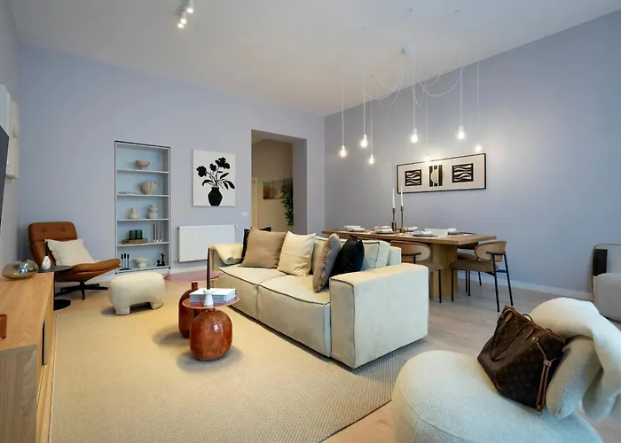 Universitatii Designer 3br - Grand Windows High Ceilings & Balcony Views アパート ブカレスト