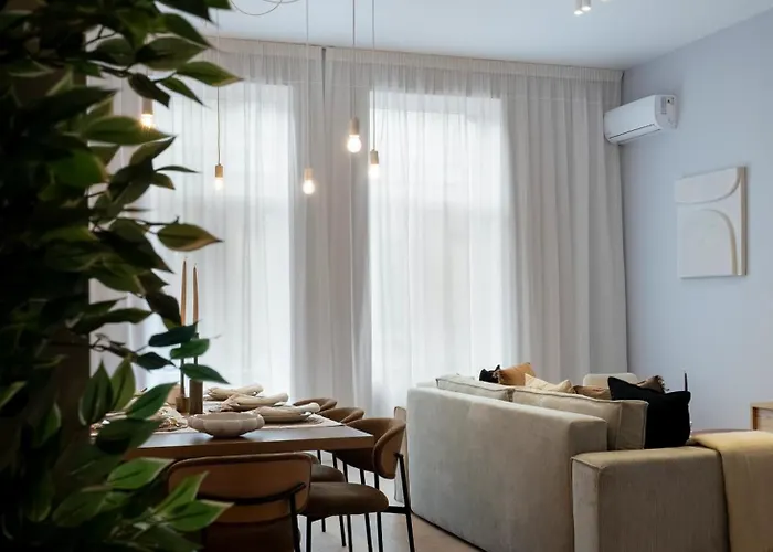 Universitatii Designer 3br - Grand Windows High Ceilings & Balcony Views *