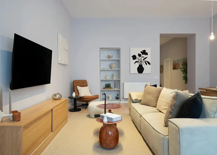 Universitatii Designer 3br - Grand Windows High Ceilings & Balcony Views アパート ブカレスト