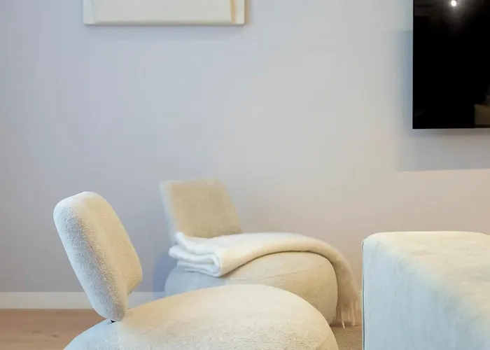 Universitatii Designer 3br - Grand Windows High Ceilings & Balcony Views