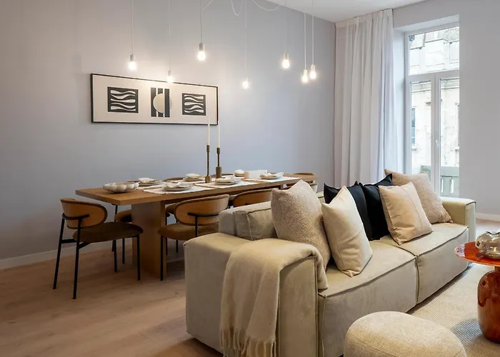 Universitatii Designer 3br - Grand Windows High Ceilings & Balcony Views