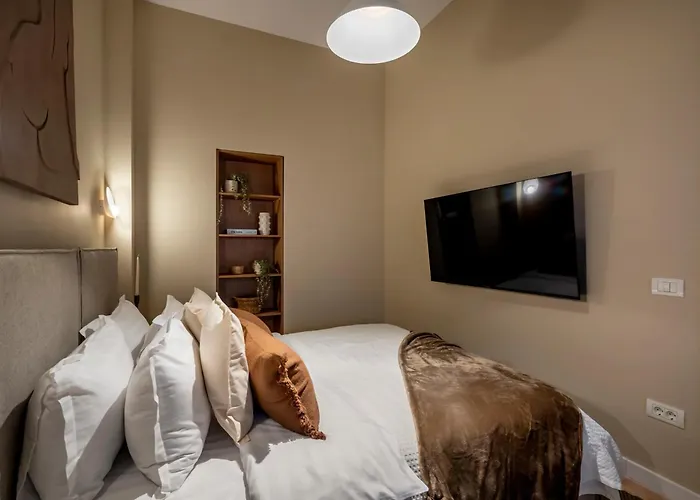 Universitatii Designer 3br - Grand Windows High Ceilings & Balcony Views * ブカレスト