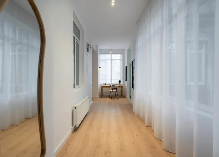 Universitatii Designer 3br - Grand Windows High Ceilings & Balcony Views * ブカレスト